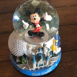 DisneyWorld Snow Globe Music Box ❤️